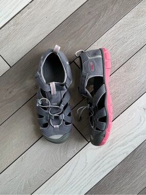 Keen CNX Gray Pink Hiking Beach Women’s Sandals